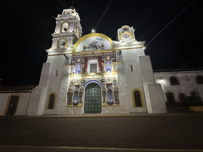 Plaza de la Constitución y Estatua de Capulina
