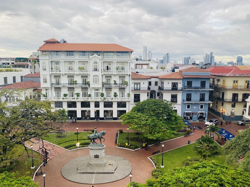 Visita a la Plaza Herrera y cafés locales