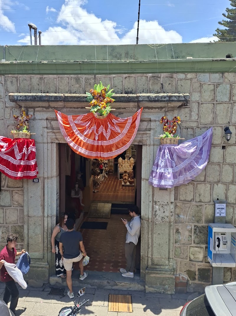 Visita a la Plaza de la Constitución y compras de artesanías