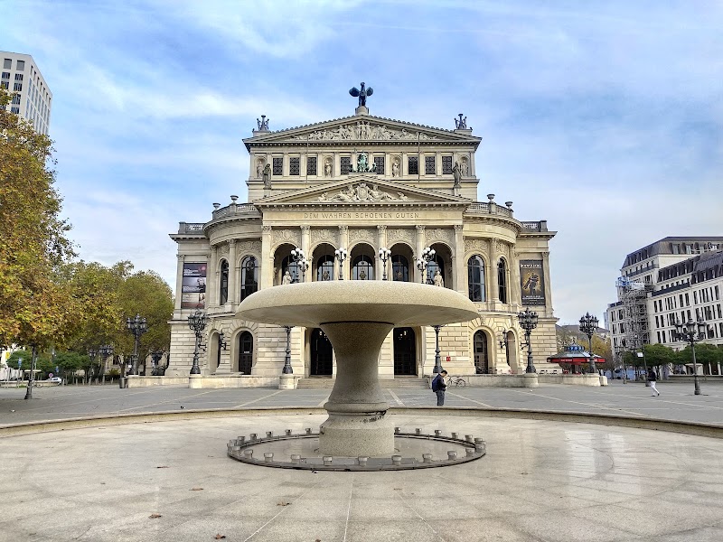 Paseo por la Opernplatz y Künstlerhaus