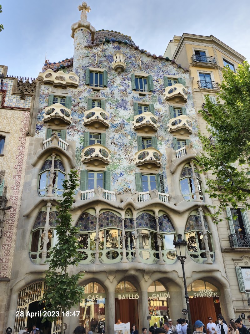 Paseo por la Avinguda Gaudí y descanso en una terraza
