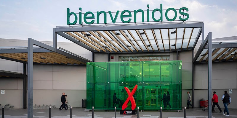 Paseo por el centro comercial abierto
