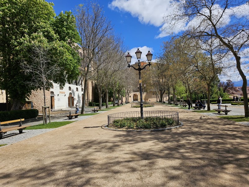 Opción: Paseo por el Paseo del Salón y Jardines de la Merced