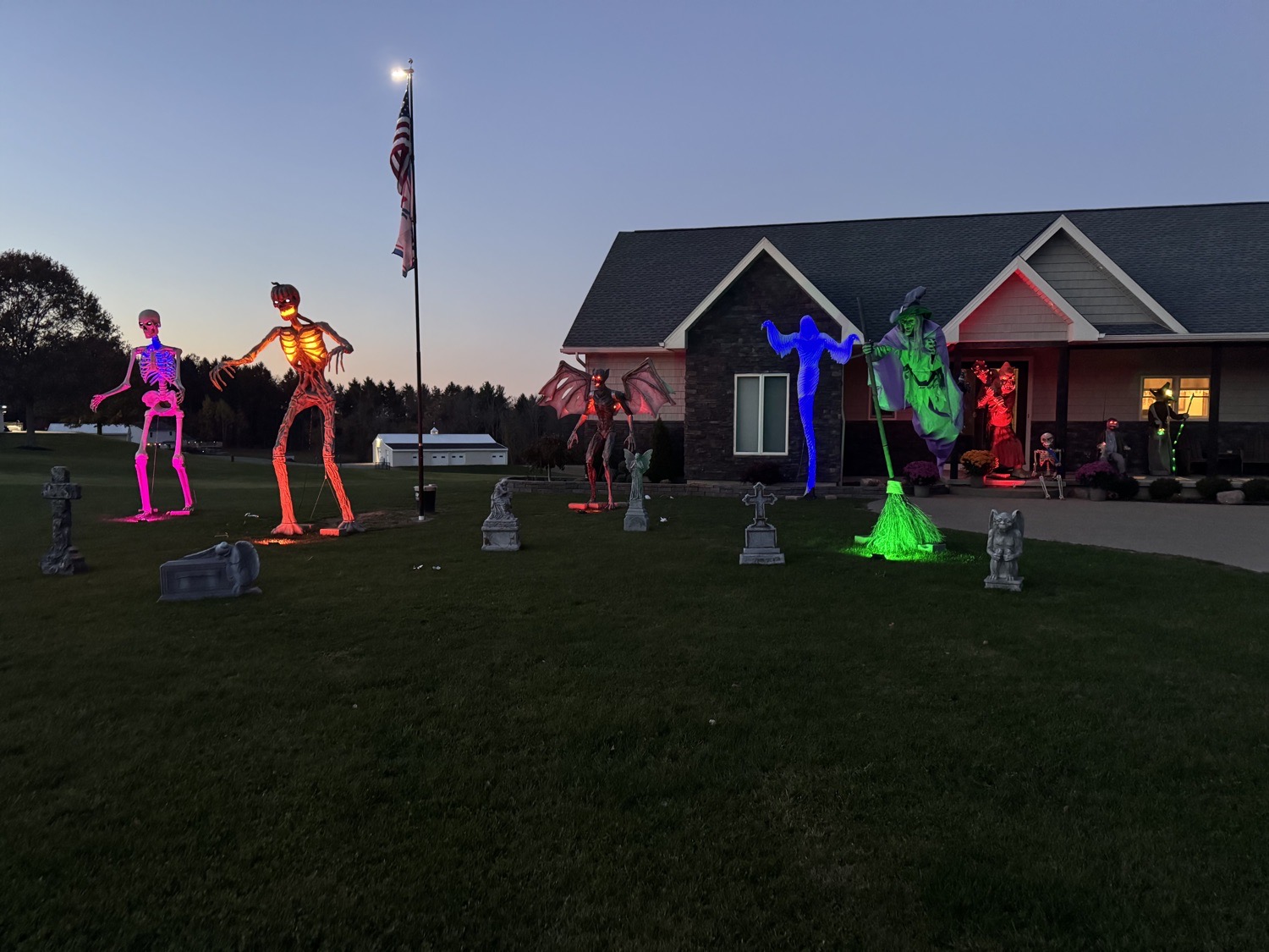 Holland Yard Decor