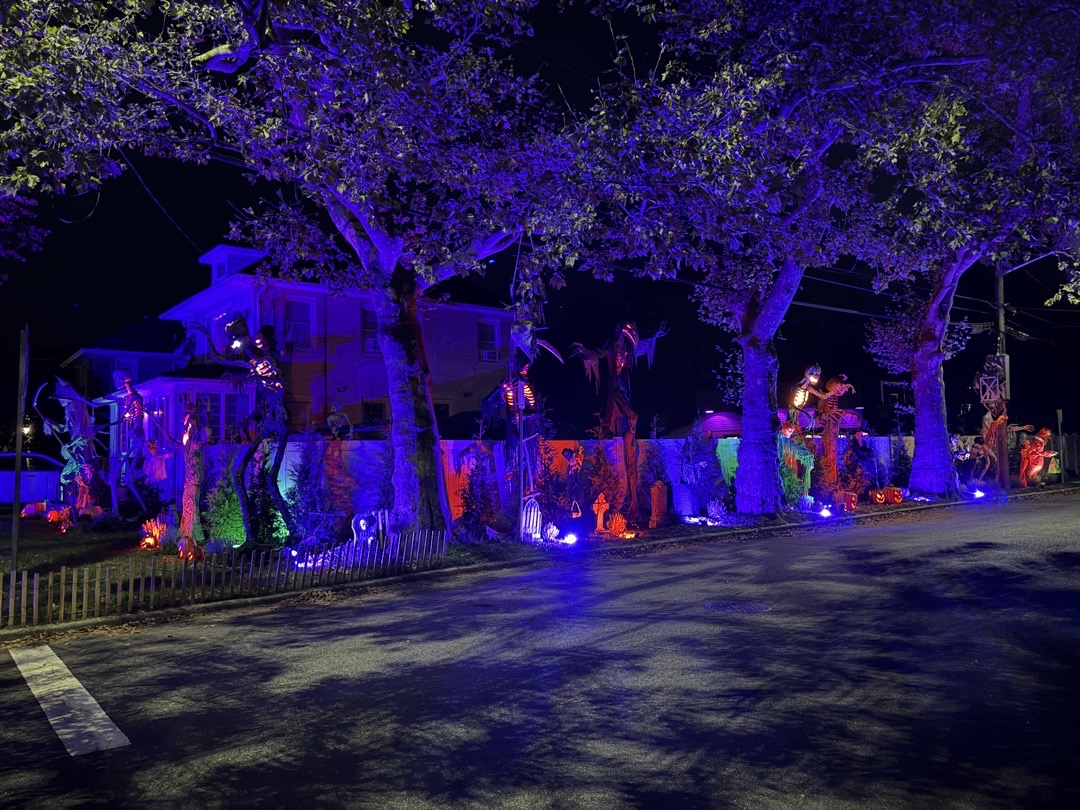 Pinto Halloween manor in Wantagh, NY