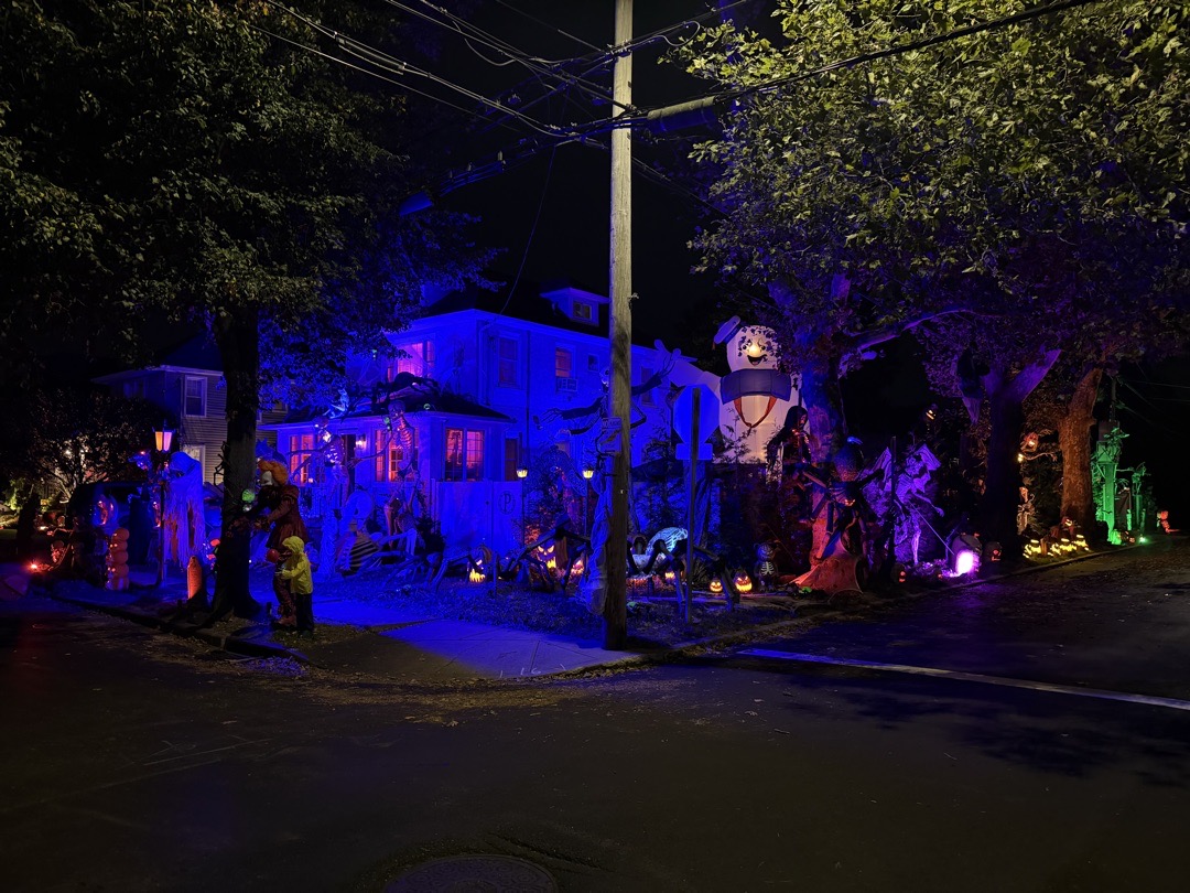 Pinto Halloween manor