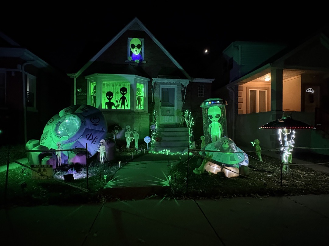 Aliens👽 Halloween Display in Chicago IL, Illinois