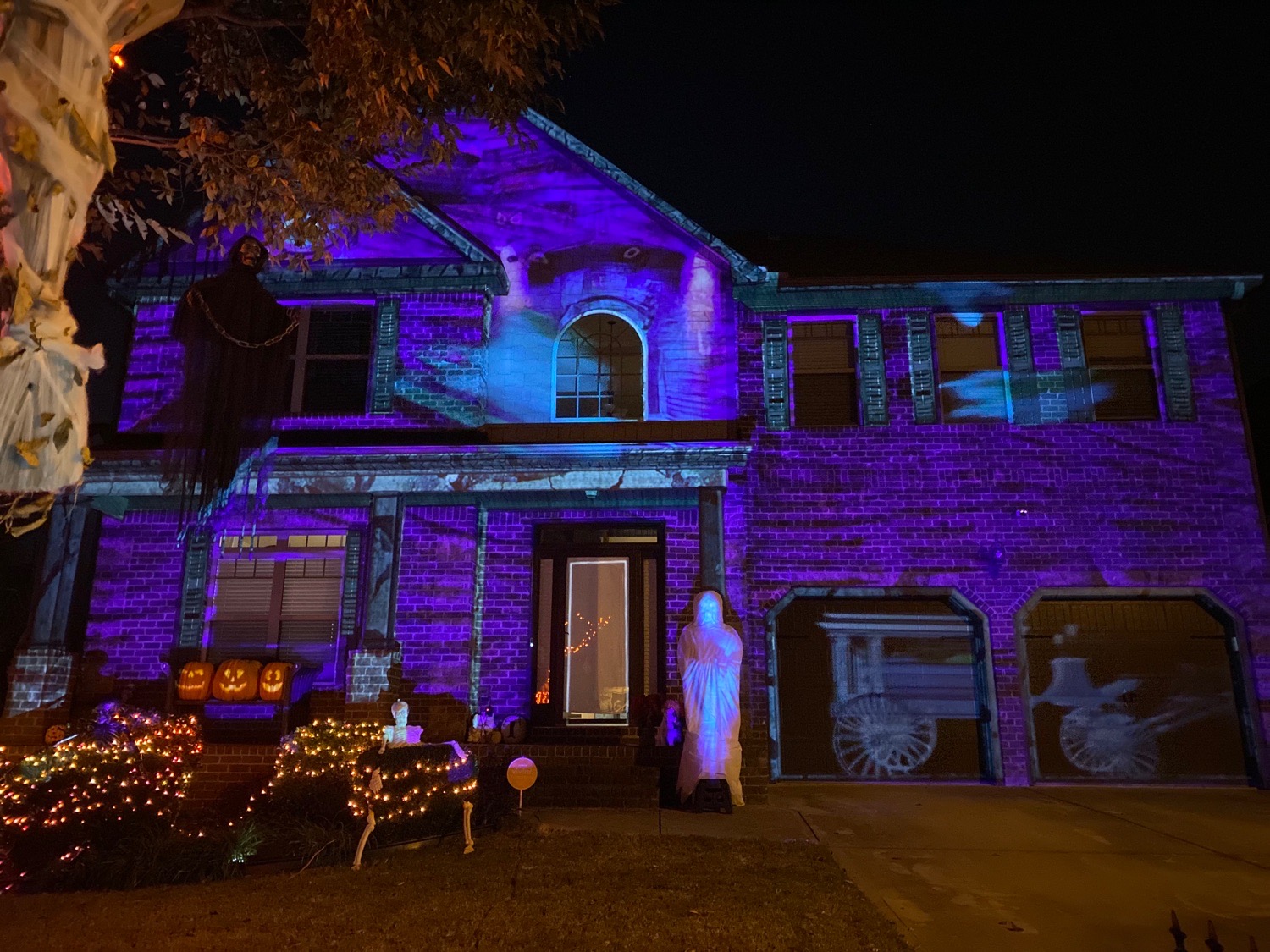 Toker manor (projection show + full display Halloween night)