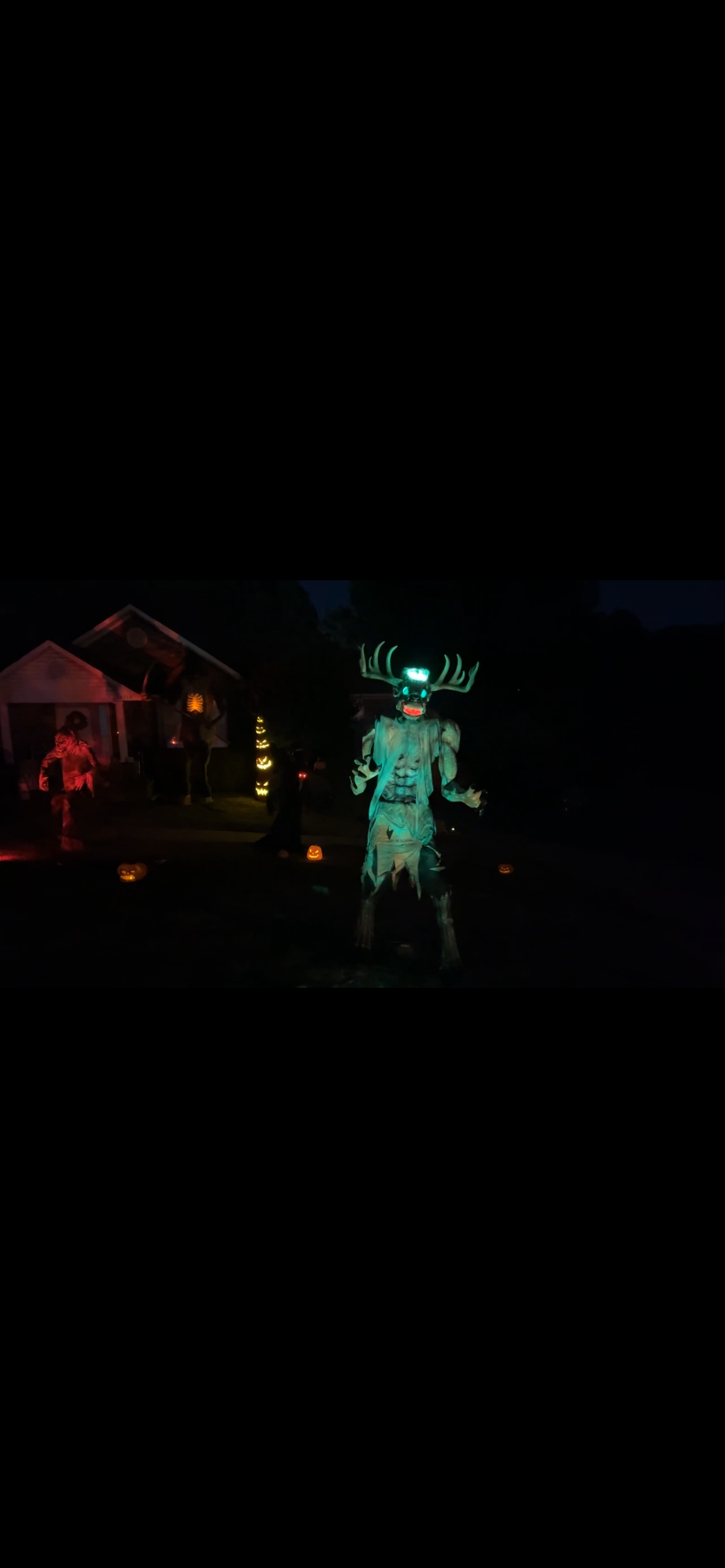 the Robins family Halloween display