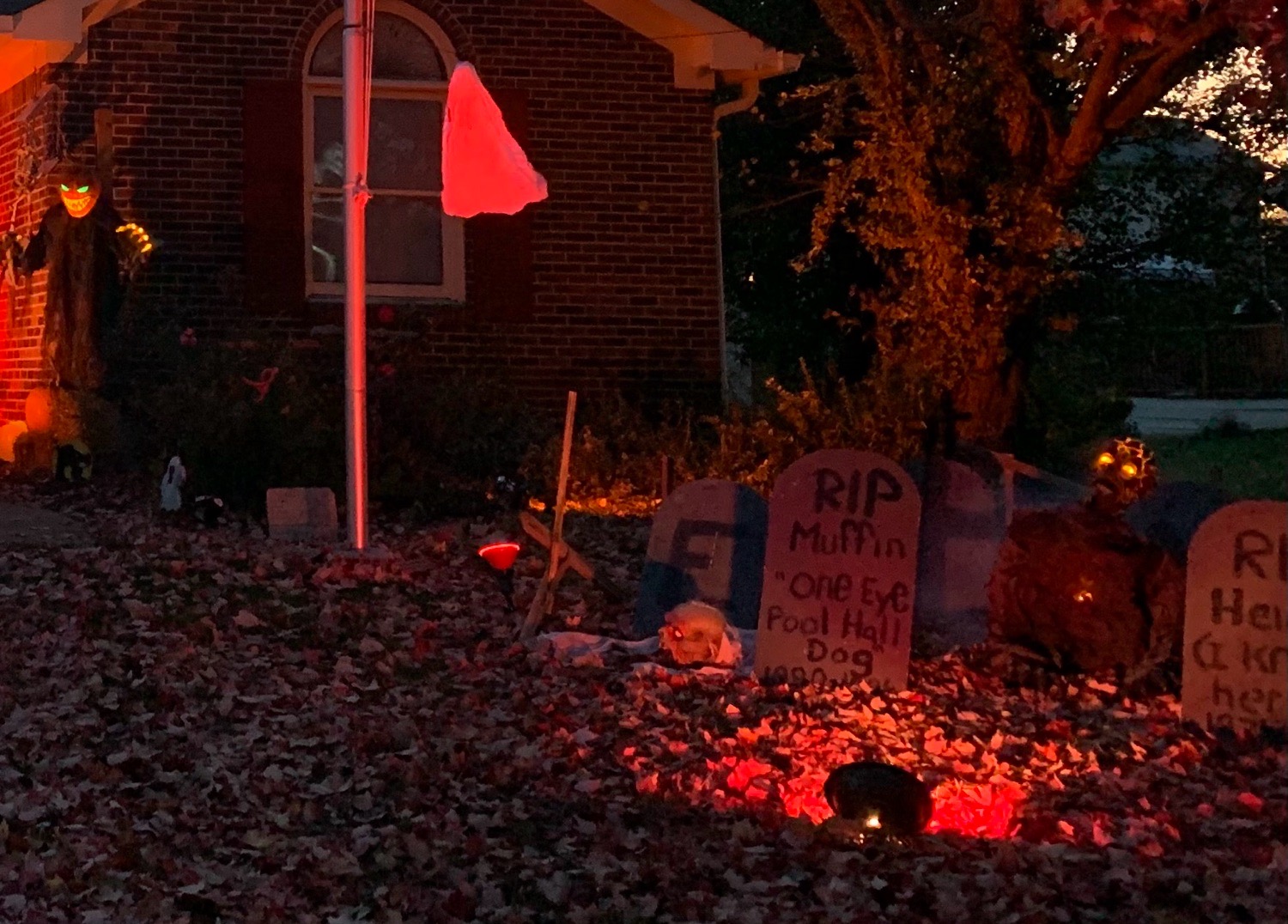 scary yard display