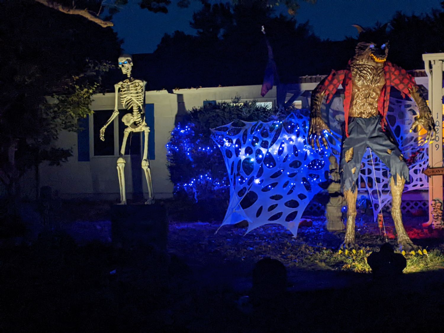 spiders, graveyard, huge props and more!