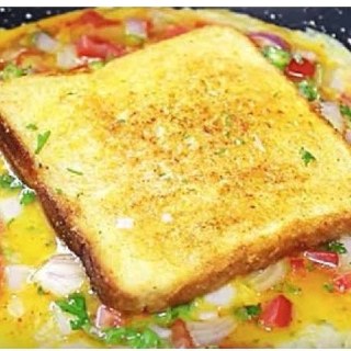 Omelette With 2 Slice Of Bread