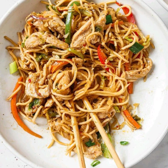 Schezwan Chicken Noodles 