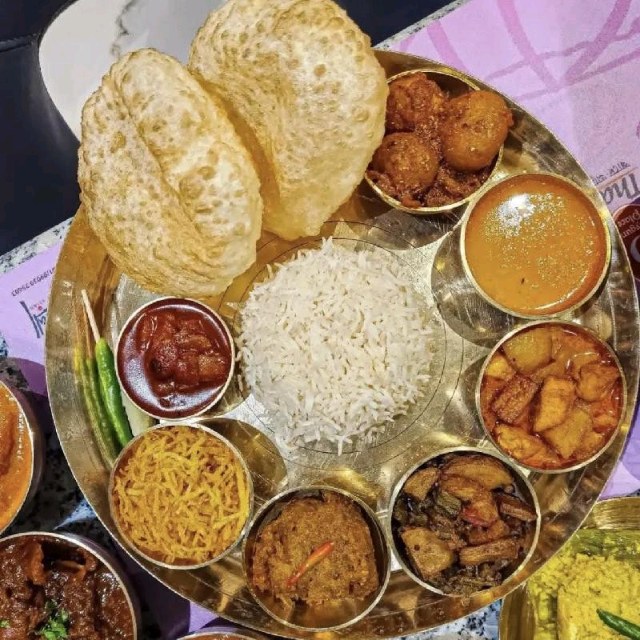 Sholo-bhoj Paneer Thali