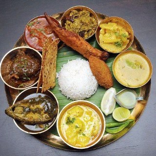 Sholo-bhoj Pabda Thali