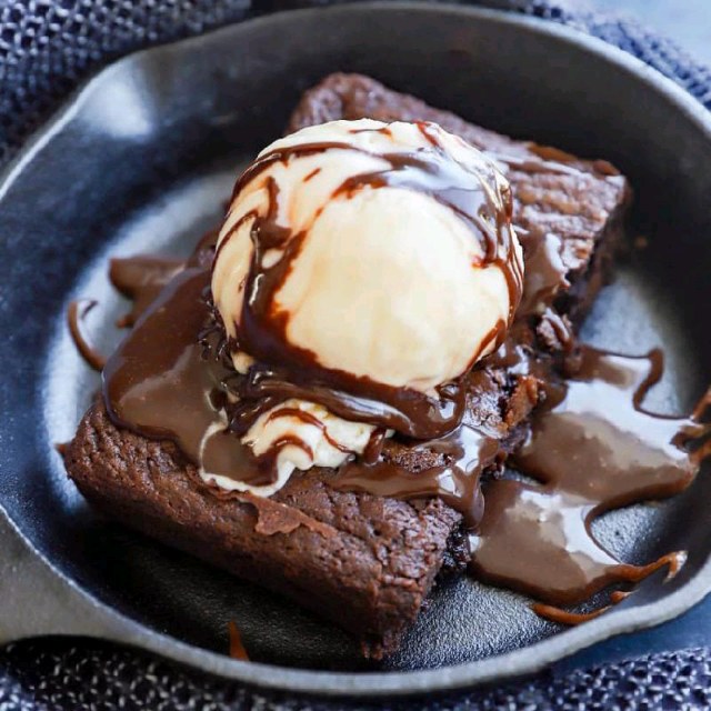 HOT BROWNIE WITH ICE CREAM