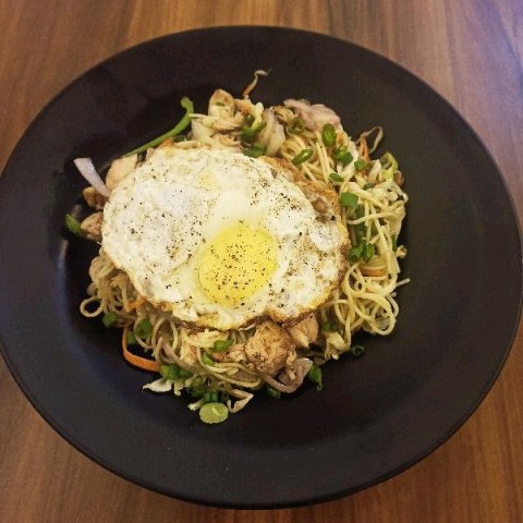 Egg Chicken Hakka Noodles 