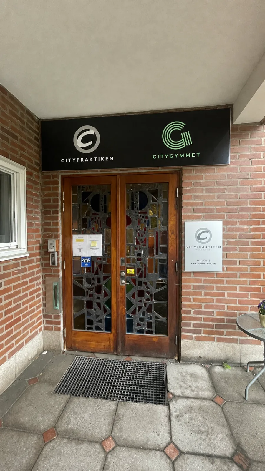 Entrén på Södra Kyrkogatan 31 med skyltar för Citypraktiken och Citygymmet