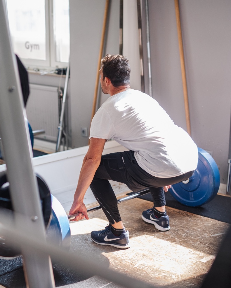 Man gör sig redo för ett lyft med skivstång