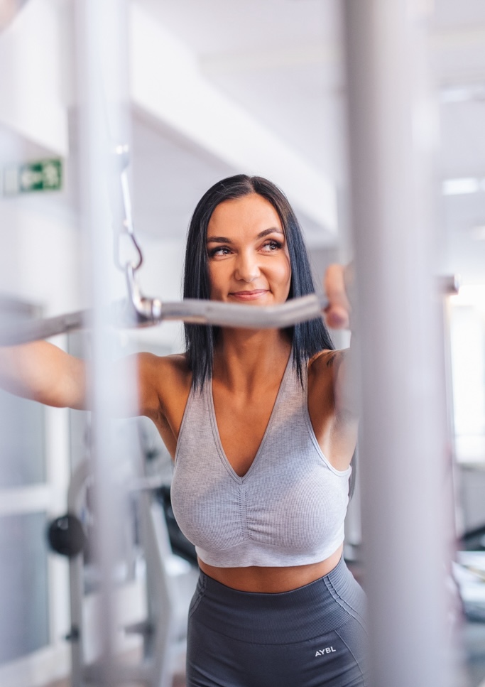 Personlig tränare instruerar en övning på Citygymmet i Borås