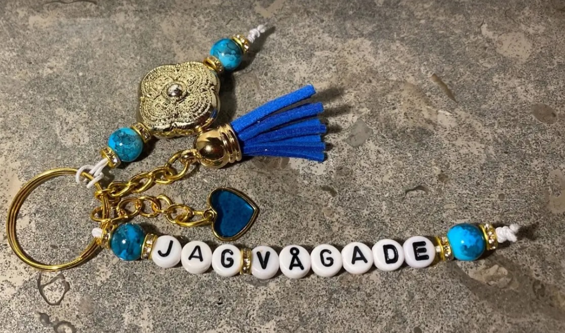 Handpärlat armband med texten Jag Vågade