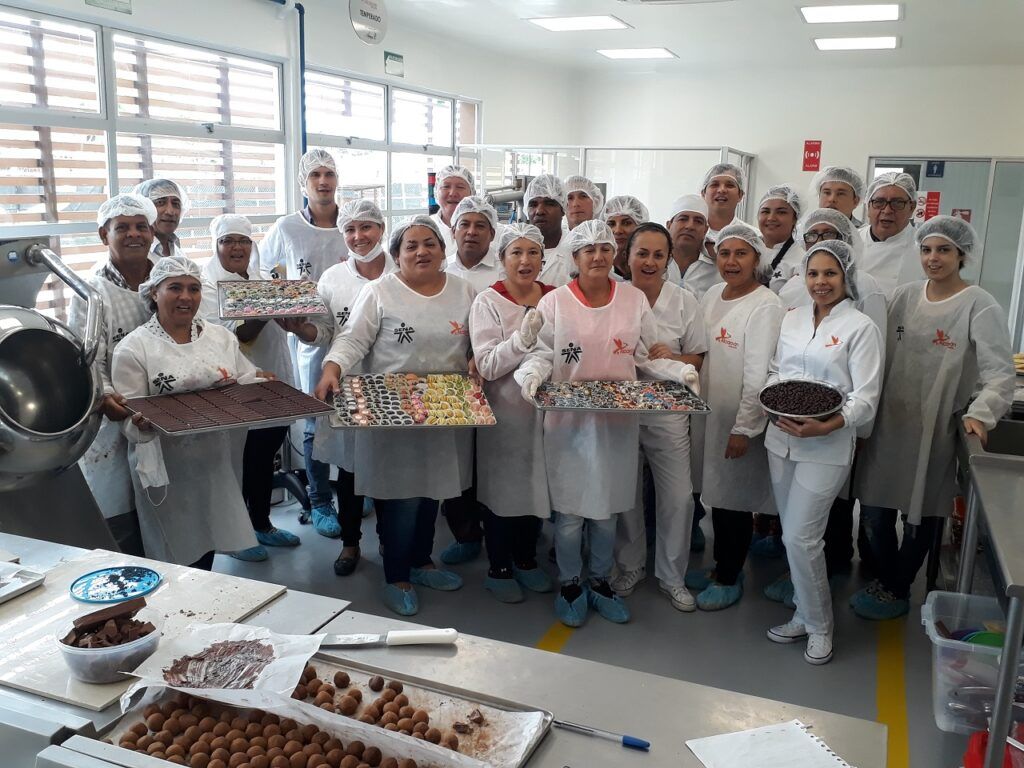 Cacaocultores, docentes y microempresarios de Arauca, Arauquita, Saravena, Tame y Cubará, realizaron curso de Chocolatería Fina Artesanal en las instalaciones del Taller del Chocolate.