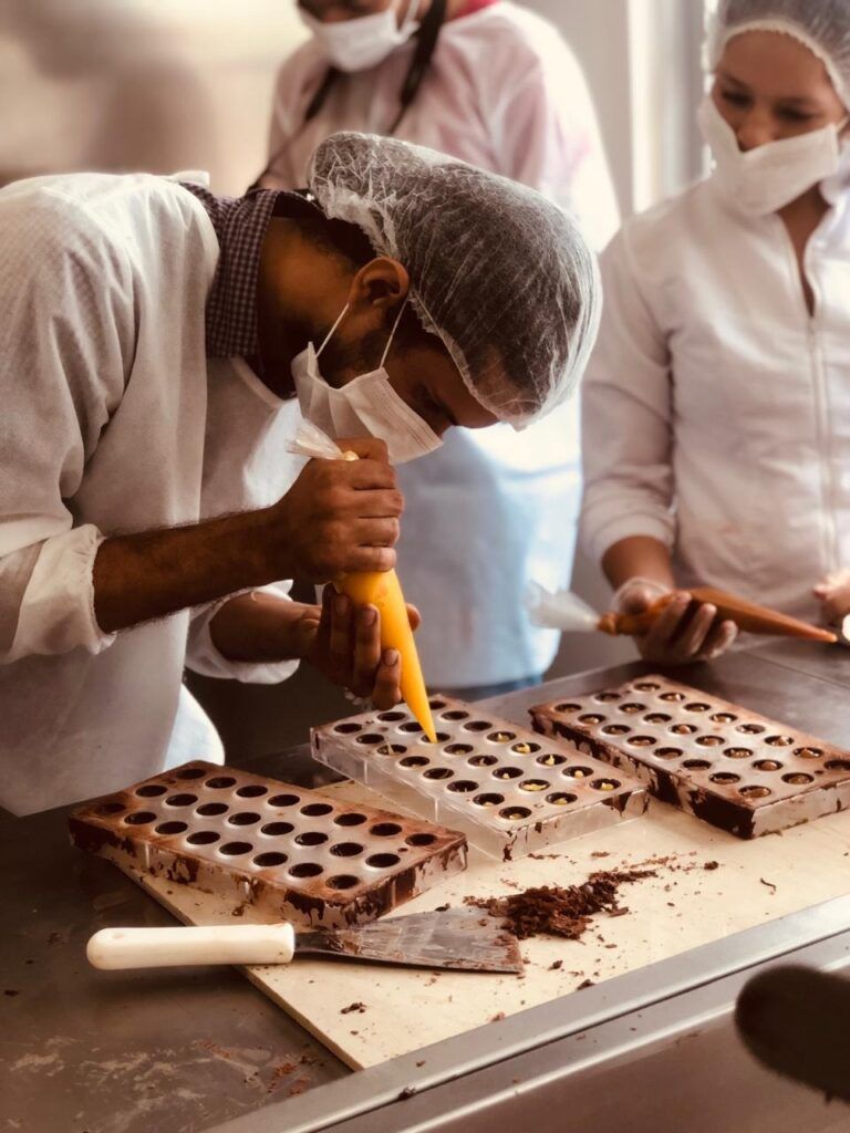 Rafael Olaya, cacaocultor, realiza rellenado de bombones de chocolate durante curso de chocolatería fina realizado en el Taller del Chocolate.