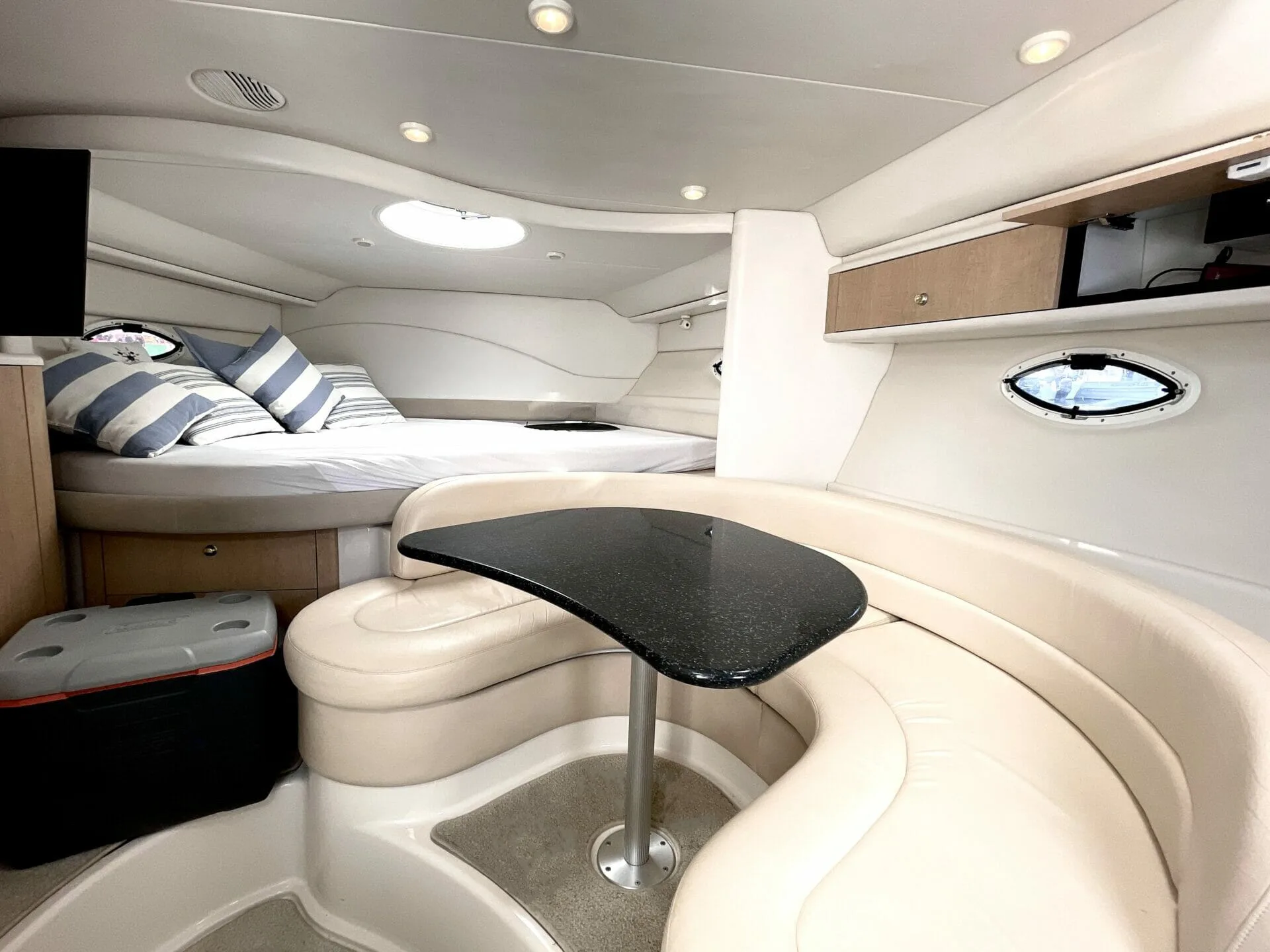 Maxum 38