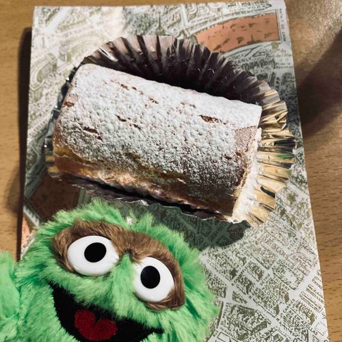 無事乗れたので機内でボンボンのケーキを食べる🧁（冬で良かった）おいしい😋