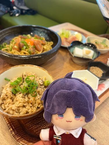 滑走路の見える空港のレストランで沖縄料理を食べたよ。
ボディーガードさんはどれも美味しそうに食べていて僕も嬉しくなっちゃった😊
沖縄旅行楽しもうね。