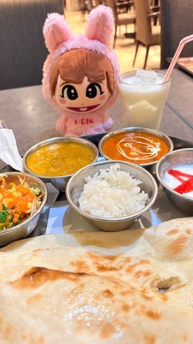 カレー2種食べるかプレーン以外のナンを食べるかでいつも悩みすぎる。
＼コレ.ᐟ.ᐟ／っていうセットメニューってなかなかないよね(◜◡◝)