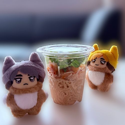 飼い主、コンビニでお箸もらい忘れたんやって。
これだからセルフレジは…って文句を言うとる。
レジ横のお箸を指差した上で取らんかったのは誰やろな。