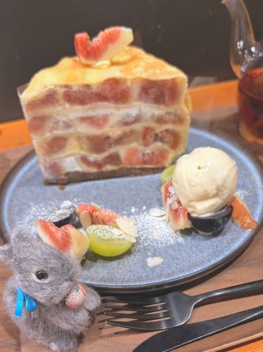 💜いちじくのミルクレープ



こんばんは♪
ミニトトちゃんです🐰
秋の味覚をたっぷり楽しんできたよ〜😋💕
お写真だとわからないけど
実物は高さ15cm超えのビッグサイズのケーキ❣️
大満足のティータイムだったよ~🫖✨