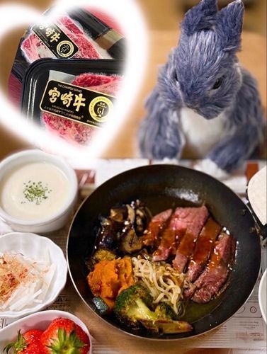 🥩💖　



九州のおばあちゃんから届いたお肉で 今日はステーキごはん♪
スープは ふわもこフレンズねこちゃん の大根とりんごのポタージュレシピで作ってみたよ🍎✨

なんでもない普通の日だけど お祝いごはんみたいになっちゃった😳