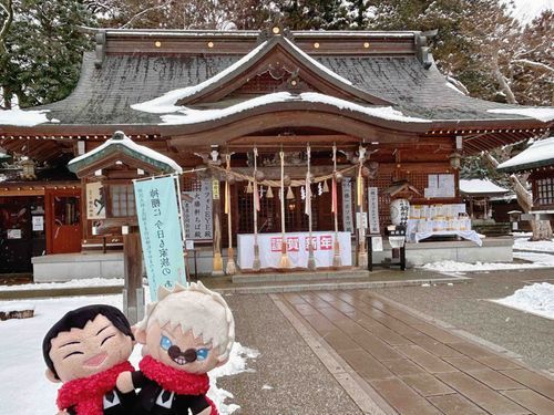 🏖️「あけましておめでとうございます！🎍今年もよろしくお願いします！」
雪が積もる中、初詣行ってきたよ〜❄️