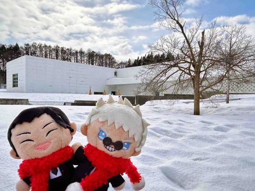 🏖️「青森県立美術館だよ！❄️見渡す限りまっしろだよ〜❄️」
雪がたくさん積もっているね⛄️