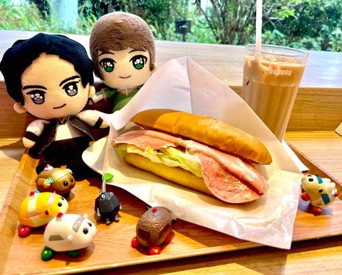 にぎやかな ちょうしょく だな🥪