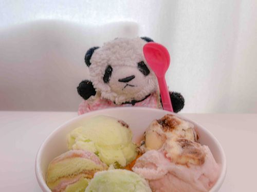 アイスかってもらったの❗️すごいねえ❗️
ピンクのアイスがおいちいねえ🍨