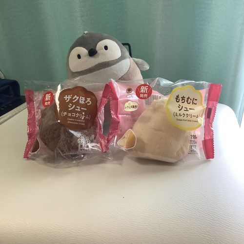 あるじがfmで新発売のシュークリームを買って来たよ。
