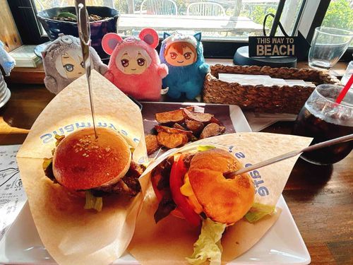 💙美味しいハンバーガーだよ🍔
🩷海を見ながらなんてオシャレだよね
🩶このポテトも美味いな！