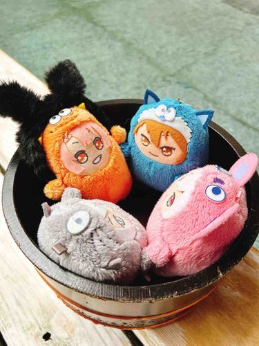🩷和泉三月、誕生日おめでとう！
🩶おめでとう！
💙三月くんおめでとう！
🧡ありがとうございます！てかなんでTRIGGERもぎゅうぎゅう？
🩷ふふ、ちょっと羨ましかったから真似してみた