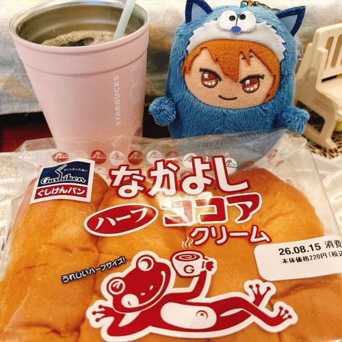 ふふっ、なかよしだよ！久しぶりに食べるなぁ🍞