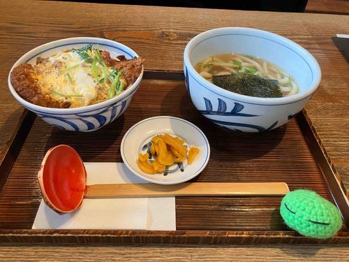 ( - -)<うどんやさんの かつどんせっと おだしがきいてて おいしかったです