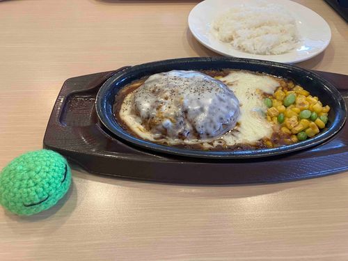 ( - -)＜いつだったか わすれたけど チーズハンバーグ をたべました
すきなので いつもたのんでしまいます