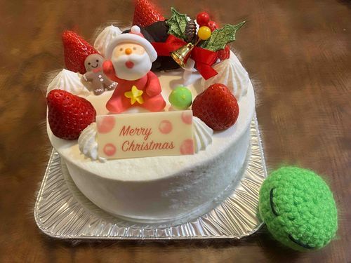 ( - -)<クリスマスケーキ ばんごはんで おなかいっぱいに なっちゃったから あした たべます
