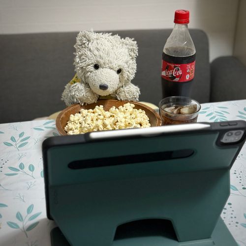 ポップコーン🍿 もらった！
しんや の えいが かんしょうかい するよっ🎥