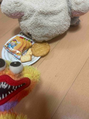コリラックマが勝手にかいぬしちゃんのお菓子をたべてます！かいぬしちゃんにとどけ！