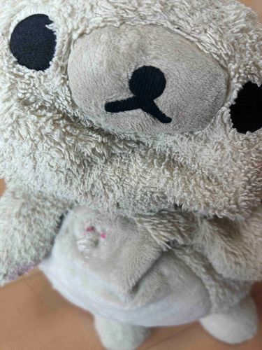 ボタンが外れました……しかもボタンの裏に貼っていたお気に入りのシールも無くして……昼に治療して貰えるらしい……😭😭😭