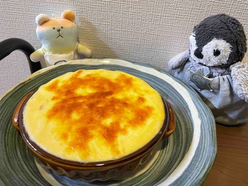 しらたまくっきんぐの時間だよ。今日はグラタン！　
レシピ動画を見ながら、コーンポタージュの素とお豆腐、チーズを使ってグラタンっぽい感じにしたよ。やさしい味で冬ものりきれちゃう！🐧🐻‍❄️