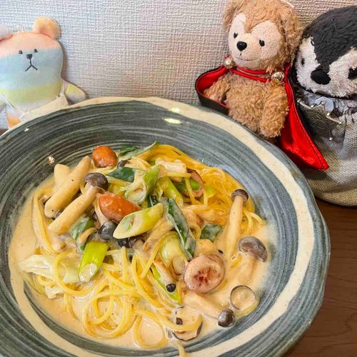 しらたまくっきんぐの時間だよ。
今日はネギときのこの味噌クリームパスタ！　コクがあって美味しいんだ〜🐧🍝